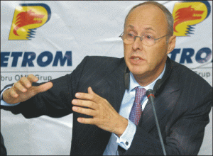 Domnul Wolfgang Ruttenstorfer, preşedintele OMV, a dat pe mere, cât n-a luat pe pere. Domnul Wolfgang Ruttenstorfer, preşedintele OMV, a dat pe mere, cât n-a luat pe pere.